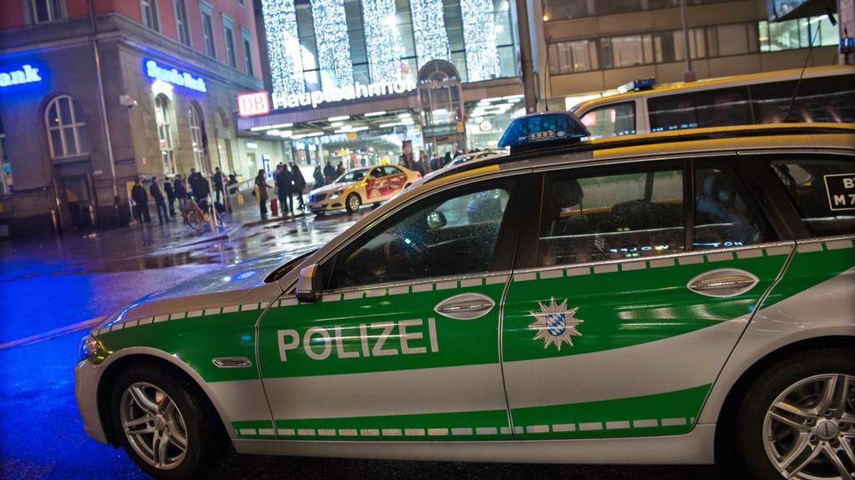 Agentes de la Policía alemana prestan guardia en la principal estación del tren, el jueves, en Múnich, Alemania.