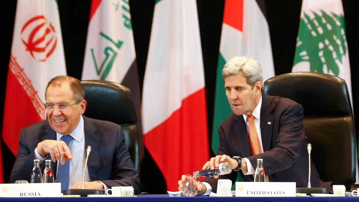 El secretario de Estado de EEUU, John Kerry (der.), y el ministro ruso de Exteriores, Serguéi Lavrov (izq.), asisten el jueves al encuentro del Grupo Internacional de Apoyo a Siria celebrado en Múnich, Alemania.
