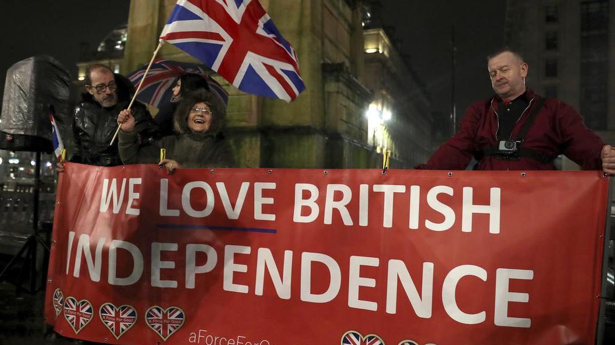 Un grupo de personas celebra la salida del Reino Unido de la Unión Europea, el 31 de enero de 2020 en Glasgow, en Escocia.