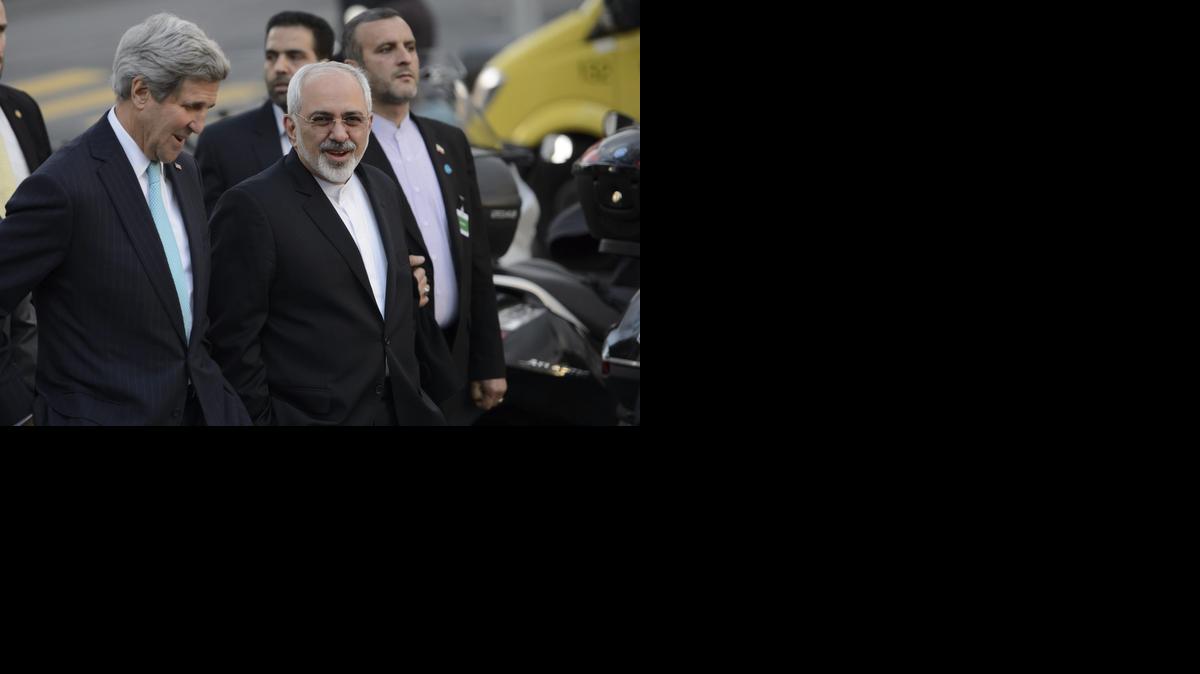 
El secretario de Estado de Estados Unidos, John Kerry (izq.), y el ministro de Asuntos Exteriores iraní, Mohamad Yavad Zarif (der.), charlan durante su encuentro en Ginebra, Suiza, el miércoles.


