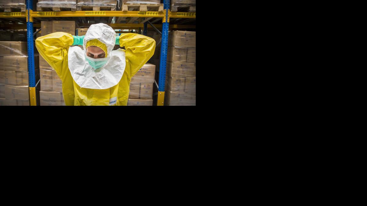 
Un empleado en una fábrica se prueba un traje especial para tratar a los pacientes con ébola el viernes en Berkel en Rodenrijs, Holanda. 
