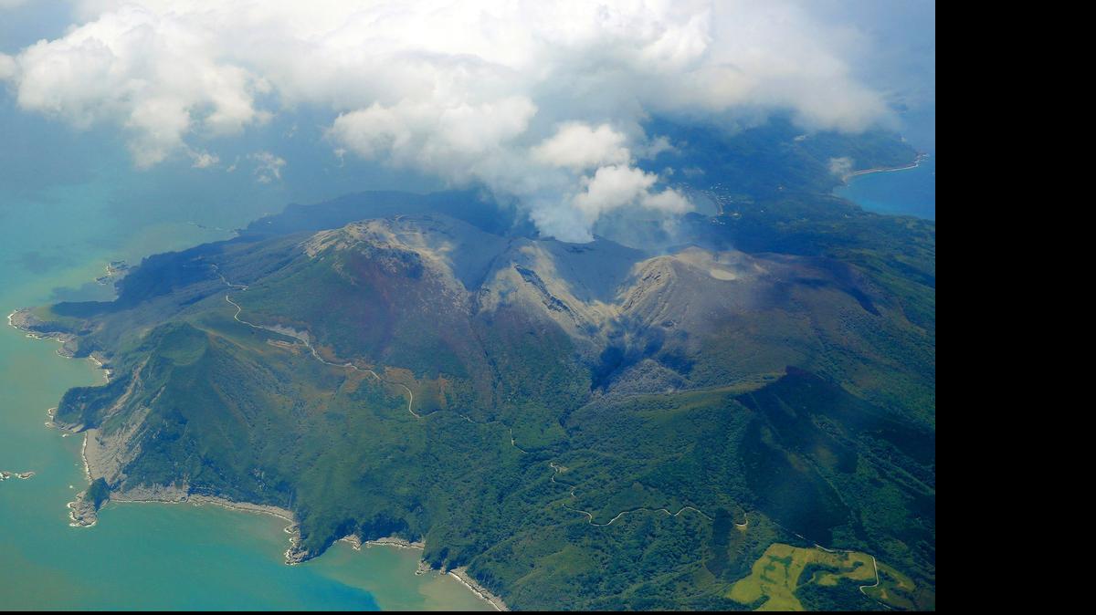 
La erupción del monte Shindake no causó ninguna víctima ni daños mayores, según un portavoz policial de la vecina isla de Yakushima.
