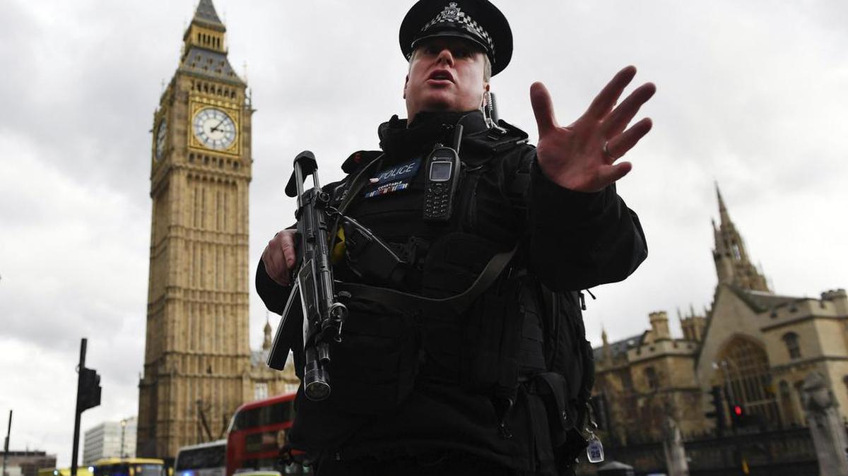 Un agente de policía británico permanece en guardia tras un tiroteo ante el Parlamento en Londres, Reino Unido, el 22 de marzo de 2017.