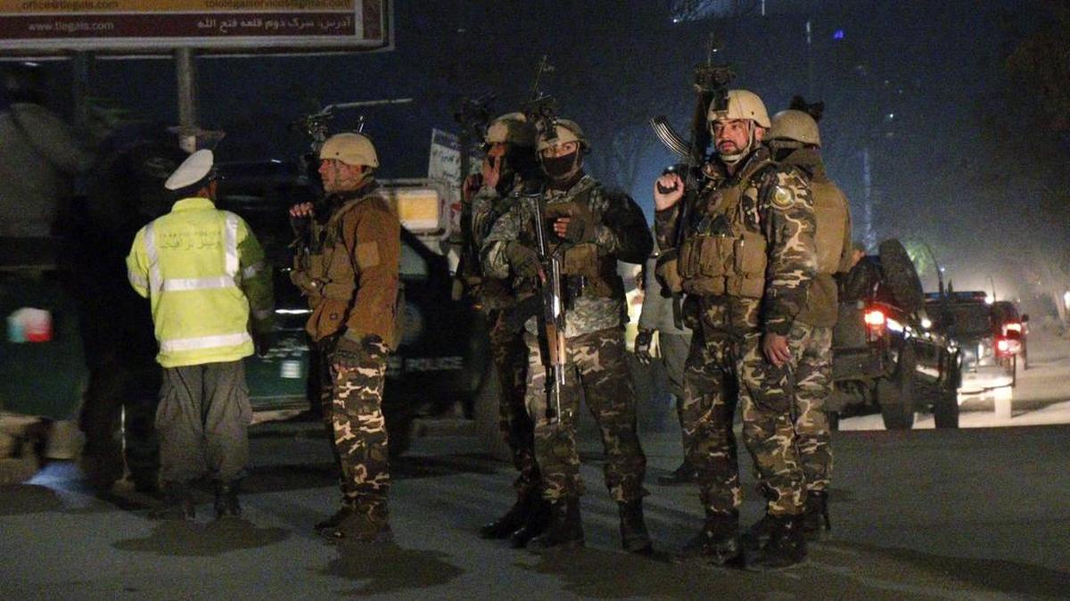 Miembros de las fuerzas de seguridad de Afganistán llegan al lugar donde un grupo de insurgentes suicidas atacaron una casa de huéspedes cerca la Embajada de España en Kabul, Afganistán, el viernes 11 de diciembre del 2015.