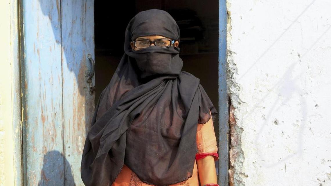 La joven musulmana Nisha Ahmed sufrió un divorcio por "talaq" hace dos años, lo que ha supuesto un estigma para ella y su familia. Ahmed espera que el Tribunal Supremo indio prohiba esta práctica, que sólo pervive entre la comunidad musulmana de la India. El Gobierno hinduísta se ha posicionado claramente contra el "talaq" en un informe presentado ante el Tribunal Supremo en el que mantiene que en el país no debe cometerse ninguna "atrocidad" ni "discriminación por motivos religiosos", como ocurre en el caso de las musulmanas respecto al resto de mujeres indias. Ahora el máximo órgano judicial deberá pronunciarse sobre esta práctica que afecta directamente a los 180 millones de musulmanes que viven en la India, un estado secular con mayoría hindú en el que en el pasado han estallado enfrentamientos violentos entre musulmanes, hindúes y sijs.