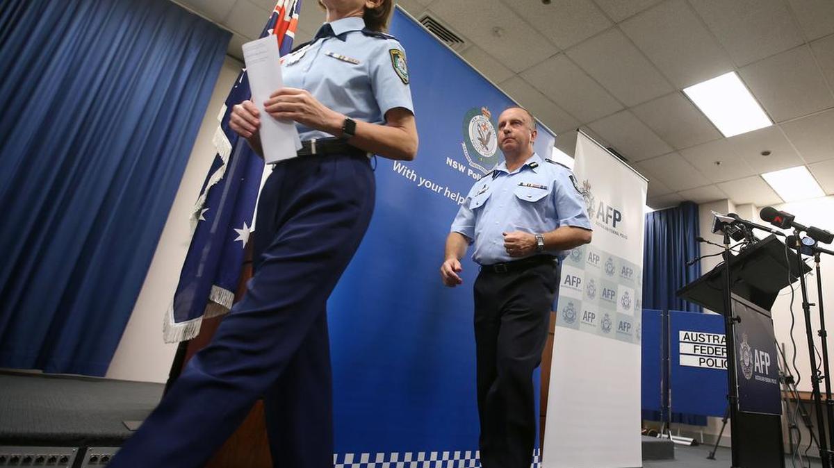 Oficiales de la policía australiana se retiran luego de una conferencia de prensa.