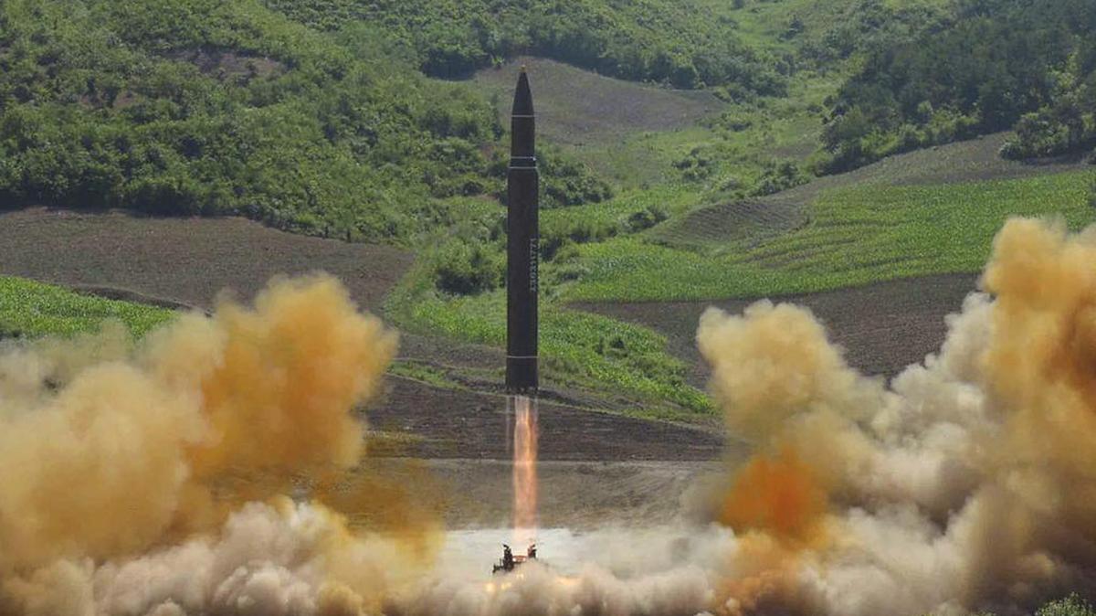 Esta foto distribuida por el gobierno de Corea del Norte muestra lo que se dijo fue el lanzamiento de un misil balístico intercontinental Hwasong-14, ICBM, en el noroeste de Corea del Norte, el martes 4 de julio de 2017.