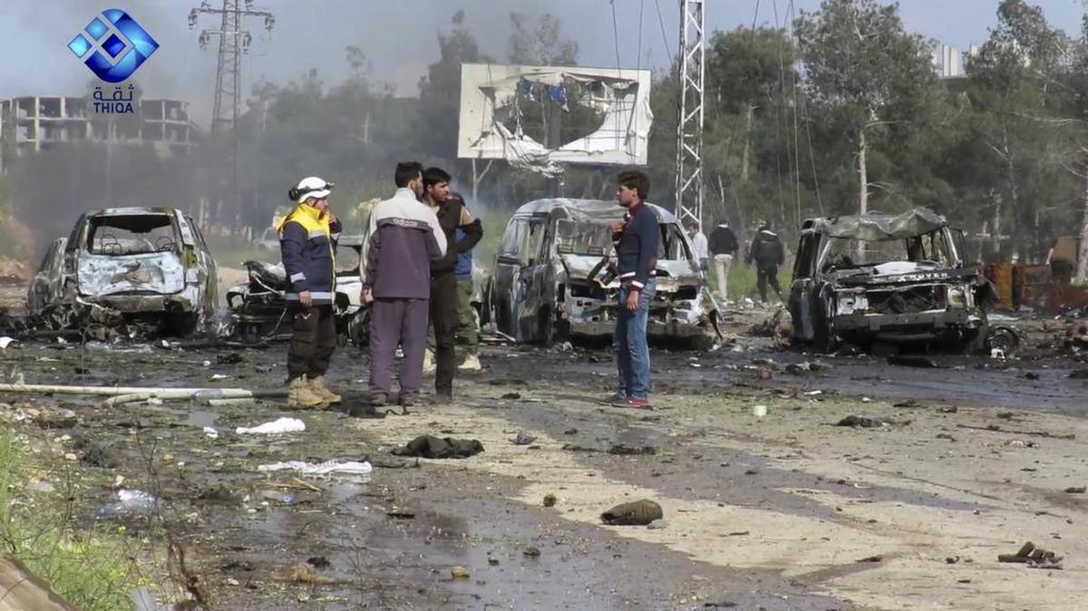 Esta captura de imagen proporcionada por la Agencia de Noticias Thiqa, muestra a pistoleros rebeldes en el sitio de una explosión que dañó varios autobuses y furgonetas en el área de Rashideen, un distrito controlado por los rebeldes fuera de la ciudad de Alepo, Siria. 15 de julio de 2017.