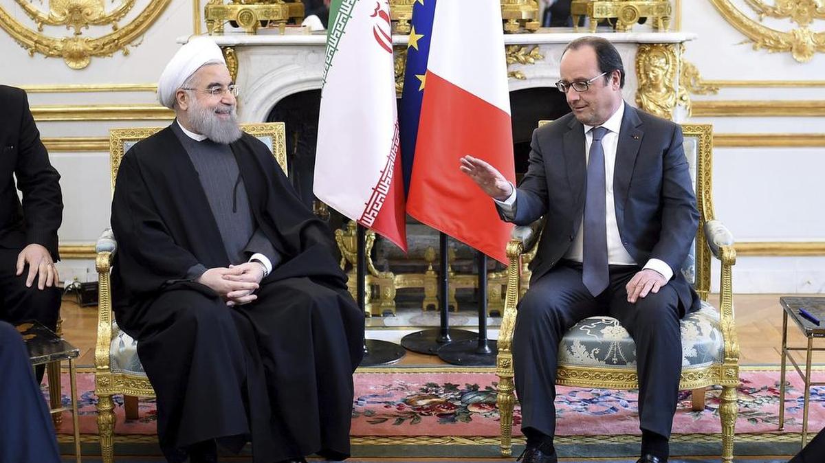 El presidente iraní, Hasán Rohaní (izq.), se reúne el jueves con su homólogo francés, François Hollande (der.), en el Palacio del Elíseo en París, Francia,