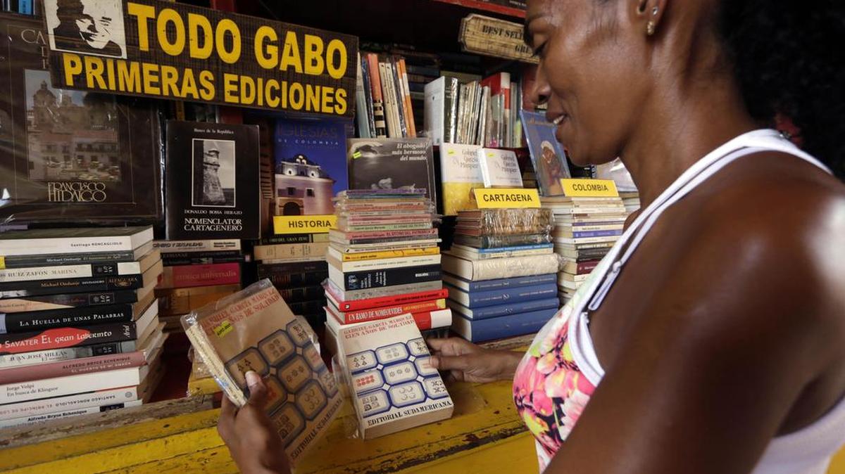 Una mujer sostiene un ejemplar de "Cien años de soledad" el sábado 21 de mayo de 2106, en un pasaje de Cartagena, norte de Colombia, ciudad que inspiró varias de las novelas del fallecido premio Nobel de literatura, Gabriel García Márquez.