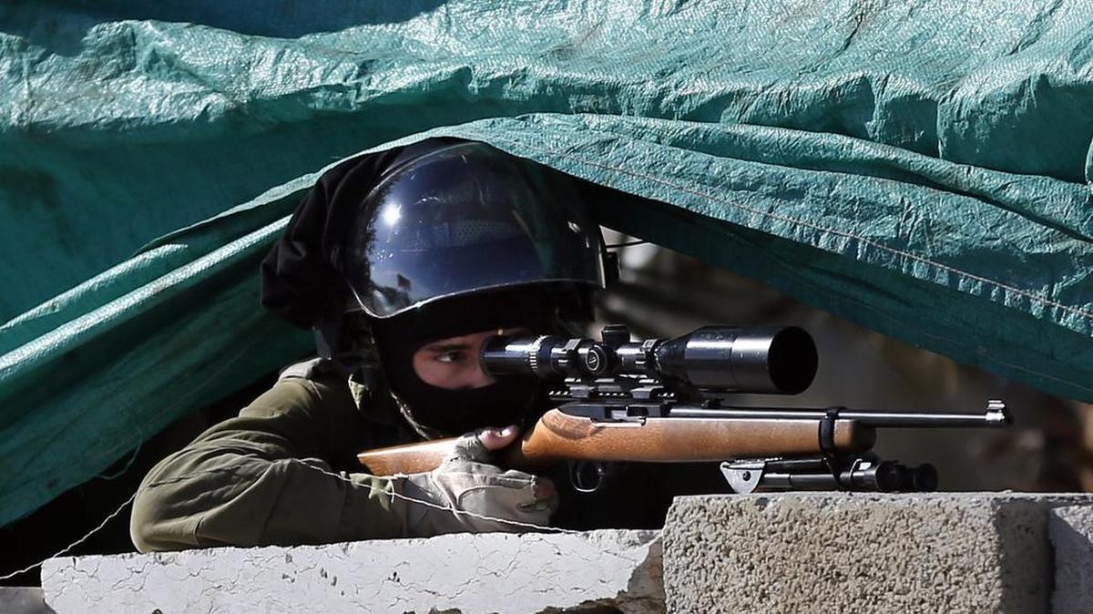 
Entre las nuevas normas están las de abrir fuego con un fusil Ruger de pequeño calibre contra aquellas personas que arrojen cualquier tipo de objeto letal.
