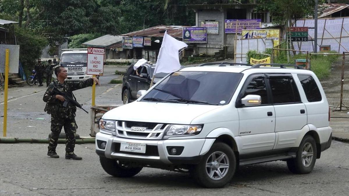 Un coche exhibe una bandera blanca para indicar que no hay combatientes en el interior en la ciudad de Marawi, en la isla de Mindanao, sur de Filipinas, el 29 de mayo de 2017. El Ejército de Filipinas inició una "arriesgada" operación para liberar a más de 2,000 civiles atrapados en las últimas zonas controladas por yihadistas afines al grupo terrorista Estado Islámico (EI) en la ciudad de Marawi, en la isla sureña de Mindanao.