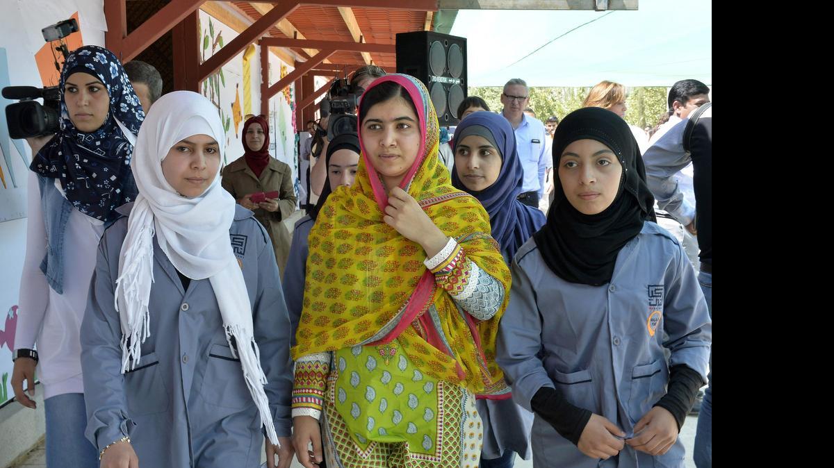 
Malala Yousafzai (cent.), ganadorea del Premio Nobel de la Paz, celebró su paso a la mayoría de edad inaugurando un colegio para niñas sirias refugiadas en el Líbano. 
