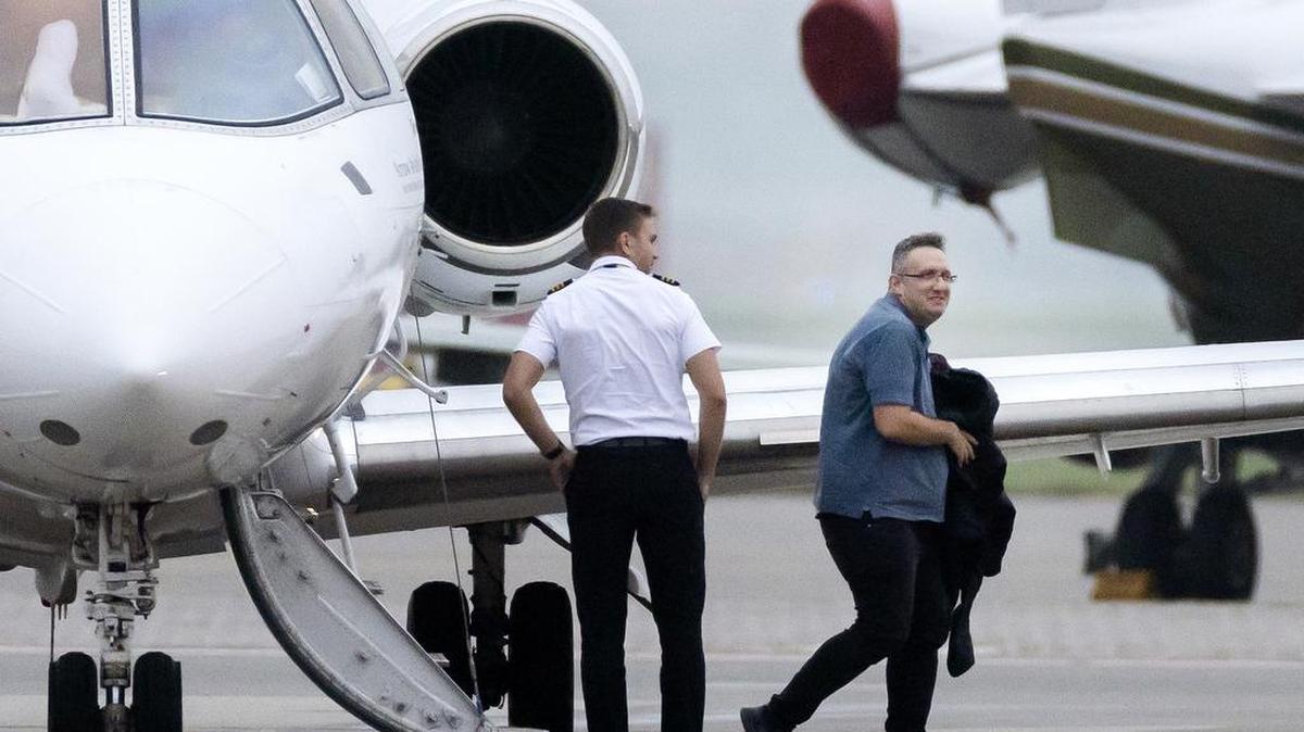 El ministro de Asuntos Exteriores de Israel, Gideon Saar, ha aterrizado en el aeropuerto de Schiphol. El ministro de Asuntos Exteriores y presidente del Parlamento israelí viajó a los Países Bajos debido a la violencia contra los hinchas israelíes del fútbol.