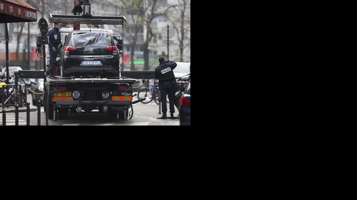 
Agentes de policía retiran un vehículo supuestamente utilizado por dos hombres armados tras el ataque a la sede del semanario satírico “Charlie Hebdo”, en París, Francia, el miércoles 7 de enero de 2015.

