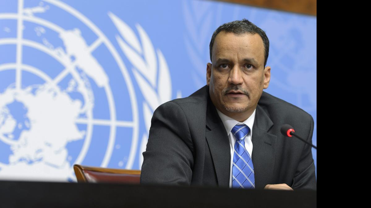 
El enviado especial de la ONU para el Yemen, Ismail Uld Sheij Ahmed ofrece una rueda de prensa sobre las consultas de paz en Yemen, en la sede europea de Naciones Unidas en Ginebra, Suiza, el viernes.
