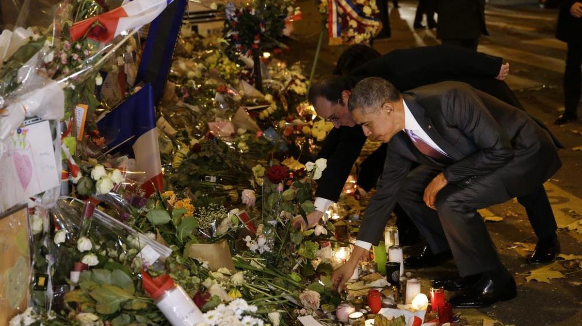 Los presidentes francés y estadounidense, François Hollande y Barack Obama, se acercaron la noche del domingo Bataclan, la sala de espectáculos parisina donde 90 personas fueron asesinadas por yihadistas el pasado 13 de noviembre.
