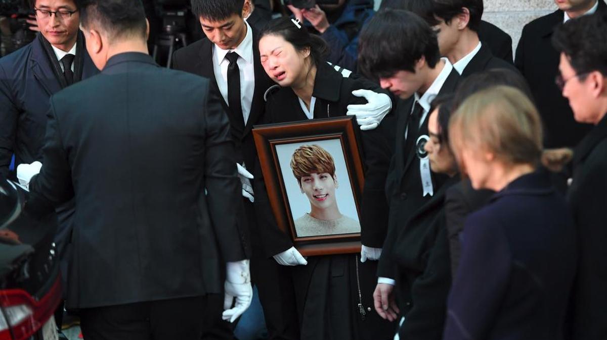 Los familiares y amigos del fallecido cantante de SHINee Kim Jong-Hyun lloran durante un funeral en Seúl el 21 de diciembre de 2017.