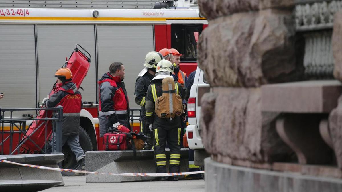 Bomberos y trabajadores de los servicios de emergencias se preparan para entrar en el metro tras el atentado terrorista ocurrido en el suburbano de San Petersburgo, Rusia el 3 de abril de 2017.