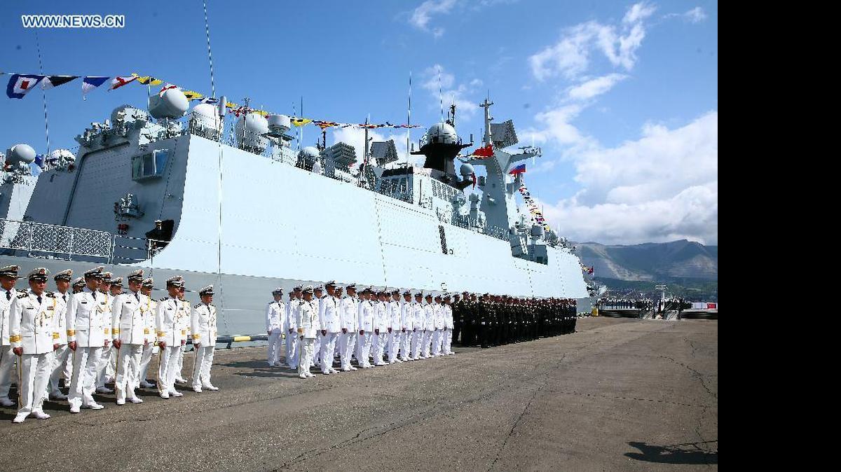 
Oficiales navales rusos y chinos que participan en maniobras militares conjuntas en los mares Negro y Mediterraneo.
