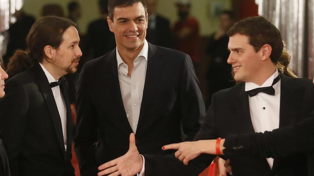 El líder de Podemos, Pablo Iglesias (izq.), el secretario general del PSOE, Pedro Sánchez (cent.), y el líder de Ciudadanos, Albert Rivera, a su llegada a la ceremonia de la 30 edición de los Premios Goya, que entrega la Academia de Cine, celebrada en la noche del sábado 6 de febrero en el Hotel Auditorium de Madrid.