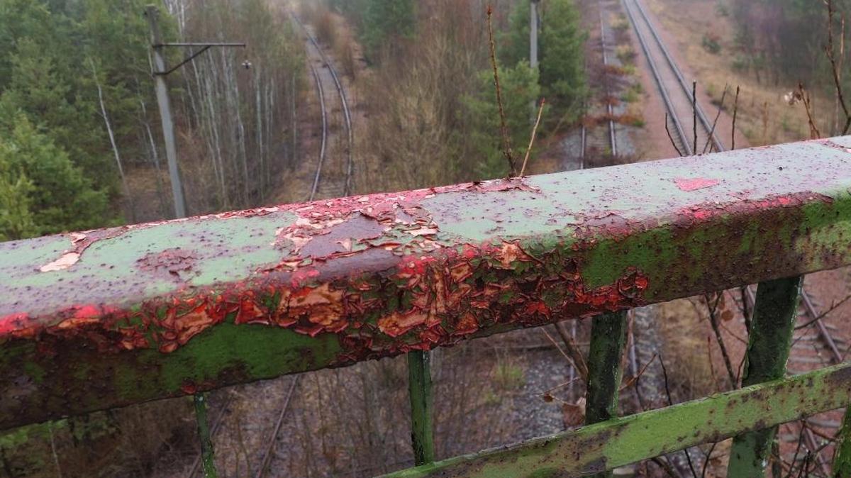 Antes de la explosión de la planta, los residentes de Pripiat solían pararse en este puente, que después se conoce como el “Puente de la Muerte”, porque la mayoría de los que se desde allí miraron cómo ardía el grafito y los materiales del Reactor 4 están muertos.