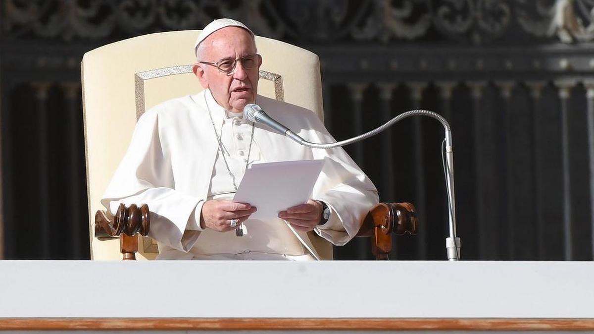 El papa Francisco se dirige a la multitud congregada en la plaza de San Pedro del Vaticano durante la audiencia general de los miércoles el 9 de noviembre de 2016.