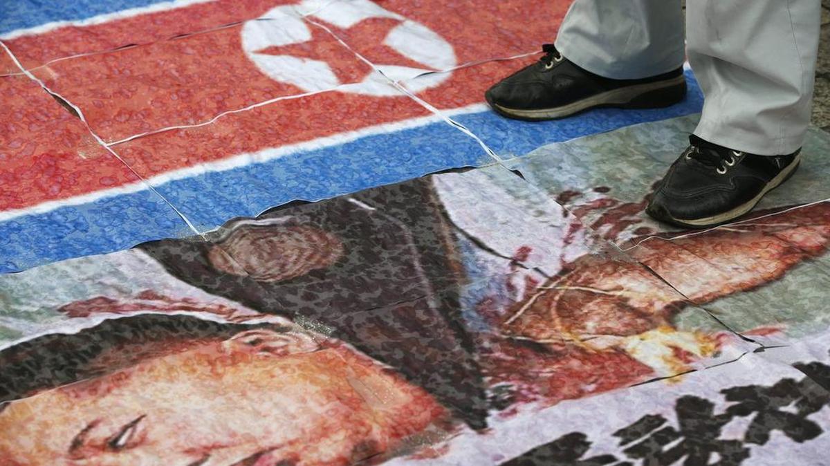 Un activista pisa un poster con la imagen del líder norcoreano Kim Jong-un durante una manifestación contra Corea del Norte, en Seúl, Corea del Sur, hoy, 12 de septiembre de 2015.