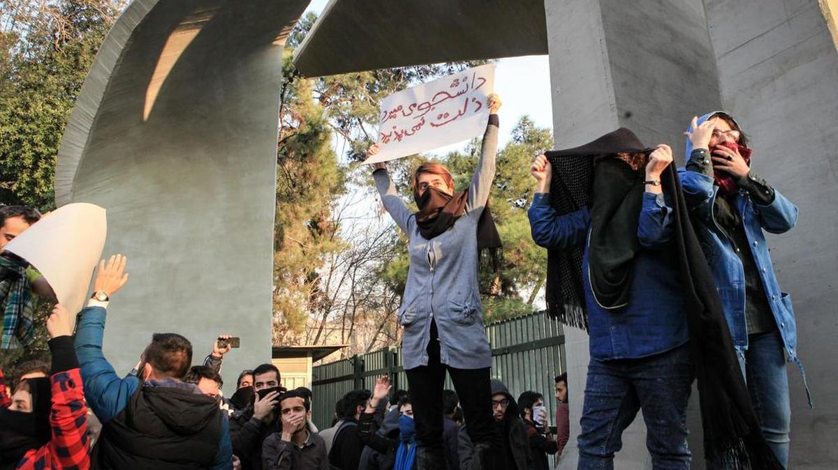 Estudiantes iraníes se enfrentan con la policía antidisturbios durante una protesta antigubernamental alrededor de la Universidad de Teherán, Irán, el 30 de diciembre de 2017.