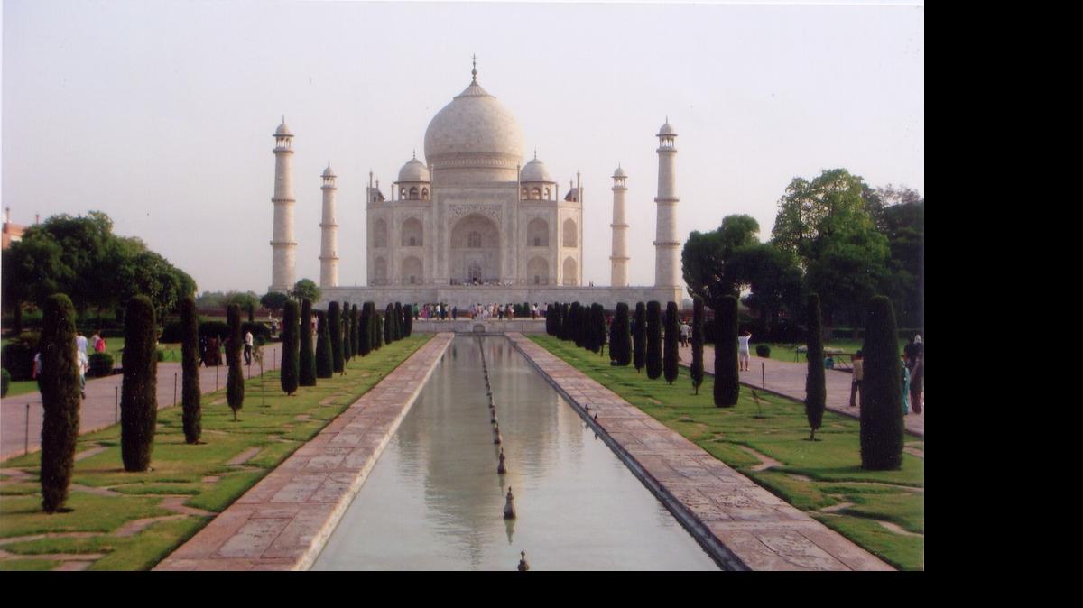 
La pareja intentó suicidarse en el Paseo Taj de la Naturaleza, un jardín situado a apenas 500 metros del famoso Taj Mahal y que es considerado un símbolo del amor.
