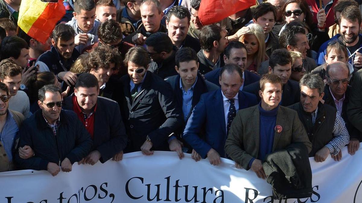 Varios miles de aficionados taurinos (unos 10,000 según las autoridades) se manifestaron el domingo en Valencia en defensa de la fiesta de los toros