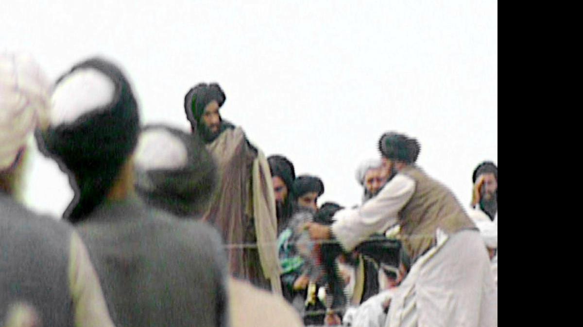 
Una foto tomada de una imagen de televisión que supuestamente muestra a el mulá Omar, el fundador del grupo Taliban, en 1996. El jueves representantes del grupo confirmaron su muerte, anunciada el miércoles por las autoridades de Afganistán.
