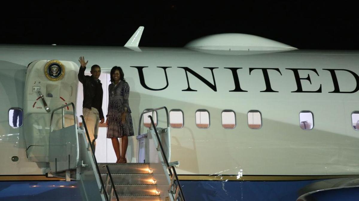 El presidente de Estados Unidos Barack Obama (izq.) y la primera dam Michelle Obama antes de su salida de Argentina el 24 de marzo de 2016.
