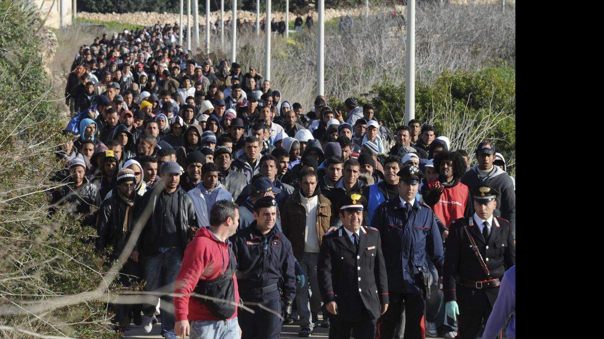 
Inmigrantes en un campamento en la isla italiana de Lampedusa. En su mayoría los migrantes que cruzan el Mediterráneo provienen de zonas de violencia y pobreza en Africa. 
