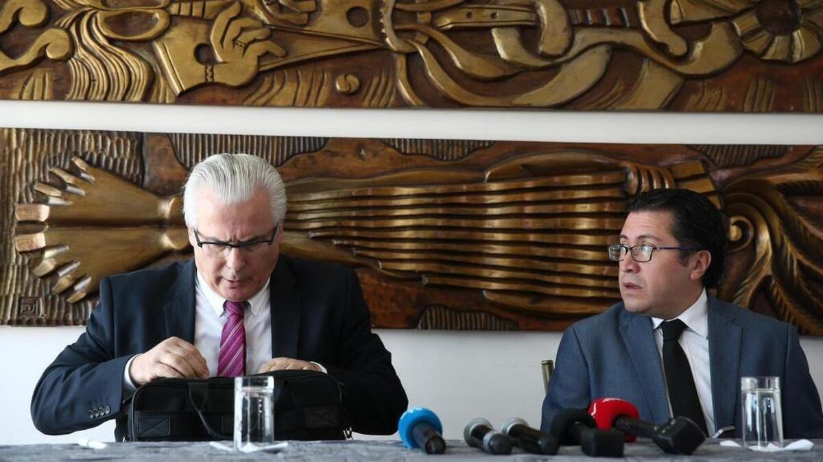 El jurista español Baltasar Garzón (i) y el abogado Carlos Poveda (d) asisten a una rueda de prensa el viernes 19 de octubre del 2018, en Quito (Ecuador), donde presentaron una acción legal de protección a favor del fundador de Wikileaks, Julian Assange, ante la demanda de Ecuador para que se someta a un nuevo régimen de condiciones de aislo.