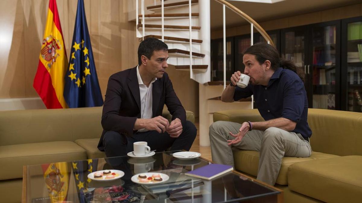 Pedro Sánchez, izquierda, líder del PSOE, habla con Pablo Iglesias, líder de Podemos el pasado miércoles en Madrid.
