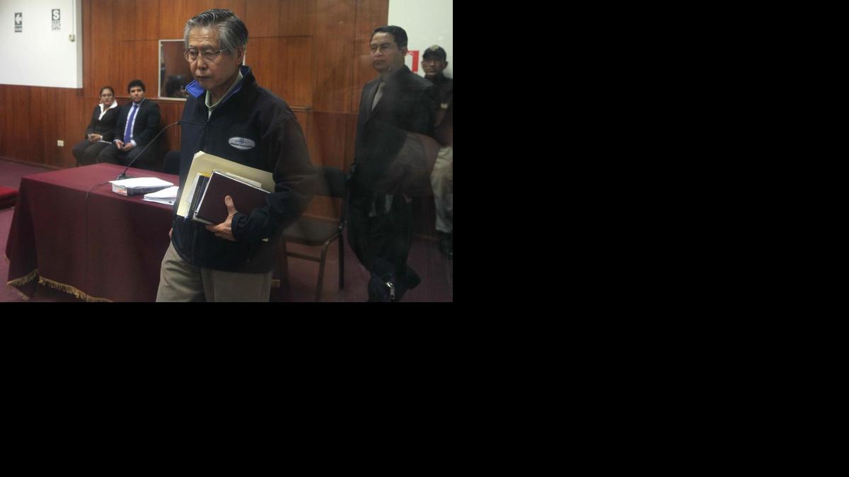 
El expresidente peruano Alberto Fujimori asiste a la audiencia de el viernes 7 de noviembre de 2014, en Lima, donde la Sala Penal Especial de la Corte Suprema de Justicia escucha sus argumentos en su apelación para conseguir cumplir su condena en arresto domiciliario.
