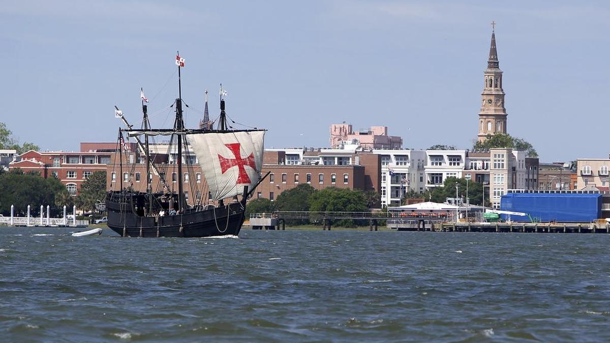 Una réplica de la carabela La Pinta llega al Puerto de Charleston, Carolina del Sur, el 27 de abril de 2017.