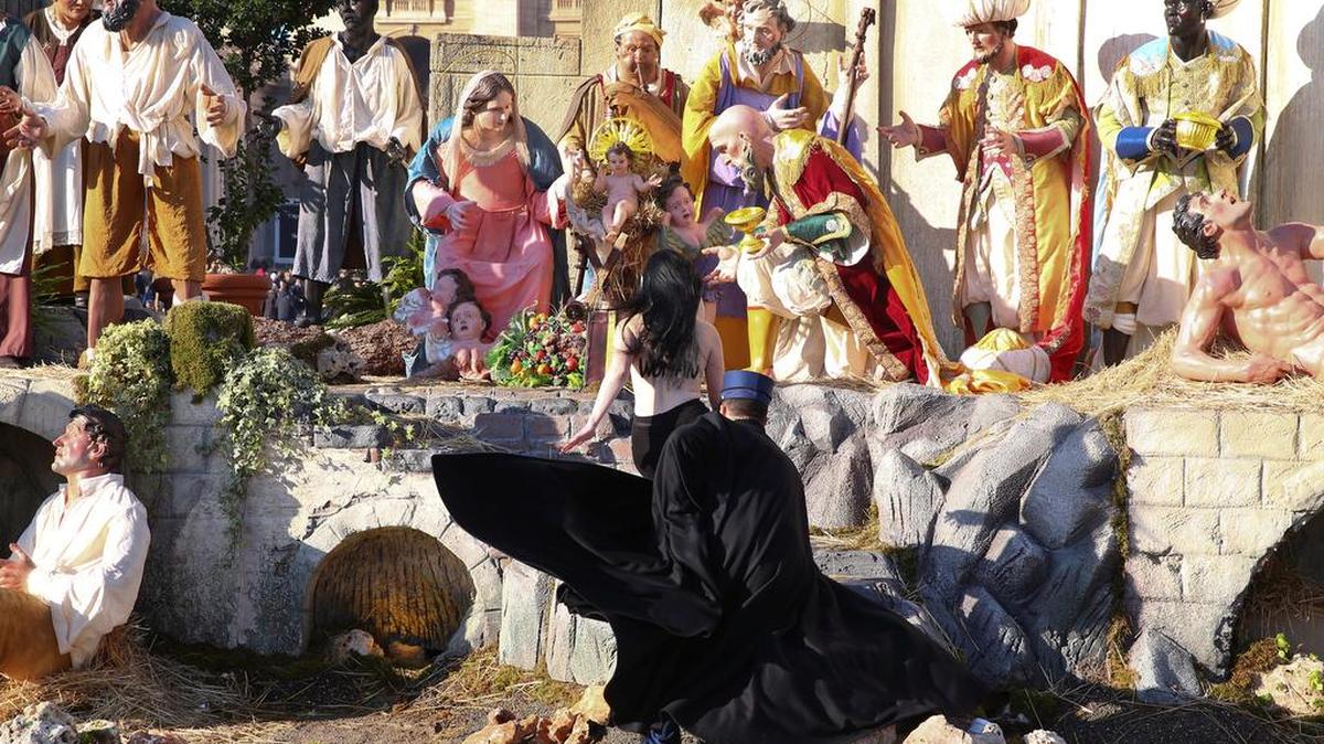 Gendarmes del Vaticano intentan bloquear a una activista del grupo Femen que trata de llegar a la escena de la Natividad en la plaza de San Pedro en el Vaticano el 25 de diciembre de 2017.