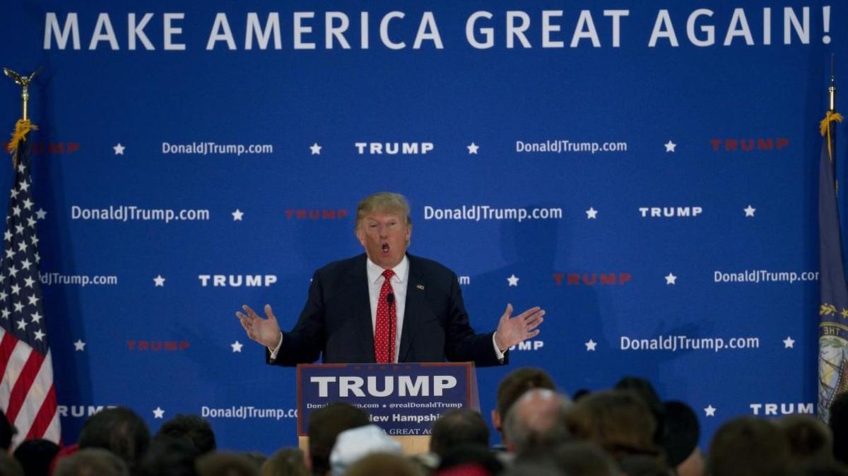 El precandidato republicano Donald Trump en un mitin de campaña en Pennichuck Middle School en Nashua, New Hampshire, el 28 de diciembre.