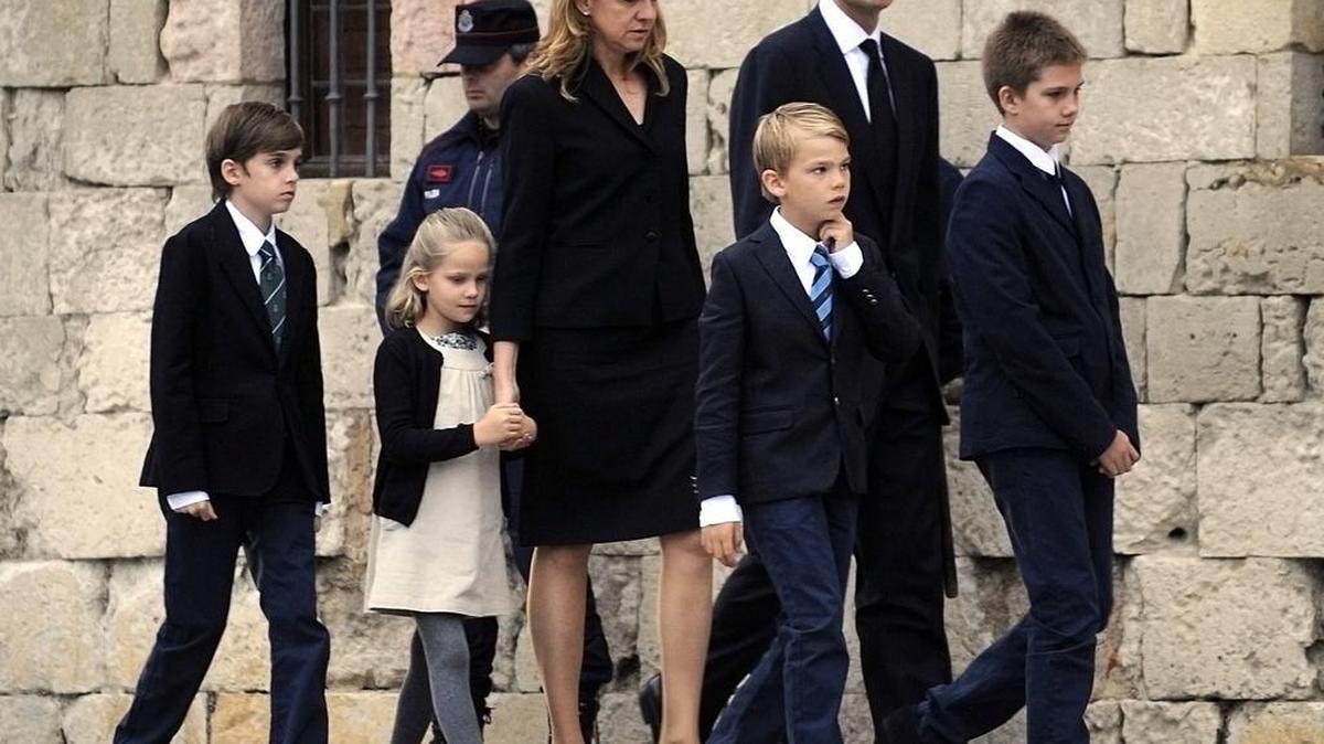 El proceso se celebrará hasta junio en un tribunal de Palma de Mallorca, isla mediterránea donde hasta hace unos años la pareja fascinaba cuando acudía con sus hijos, cuatro niños rubios de ojos azules, a la residencia estival de la familia real.