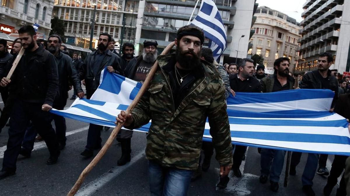 Ganaderos y agricultores participan en una manifestación contra el plan de reforma de la seguridad social y las pensiones en Atenas, Grecia, el viernes.