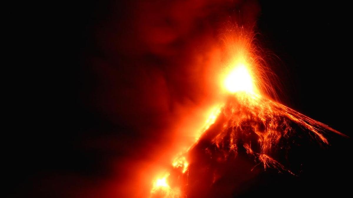 El volcán de Fuego de Guatemala, ubicado 50 kilómetros al suroeste de la capital, inició lunes 4 de enero de 2016, una nueva fase eruptiva "débil" con constantes explosiones moderadas.