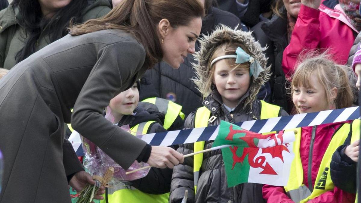 Catalina, duquesa de Cambridge, conversa con varios niños mientras visita Caernarfon, norte de Gales (Reino Unido) hoy, 20 de noviembre de 2015.