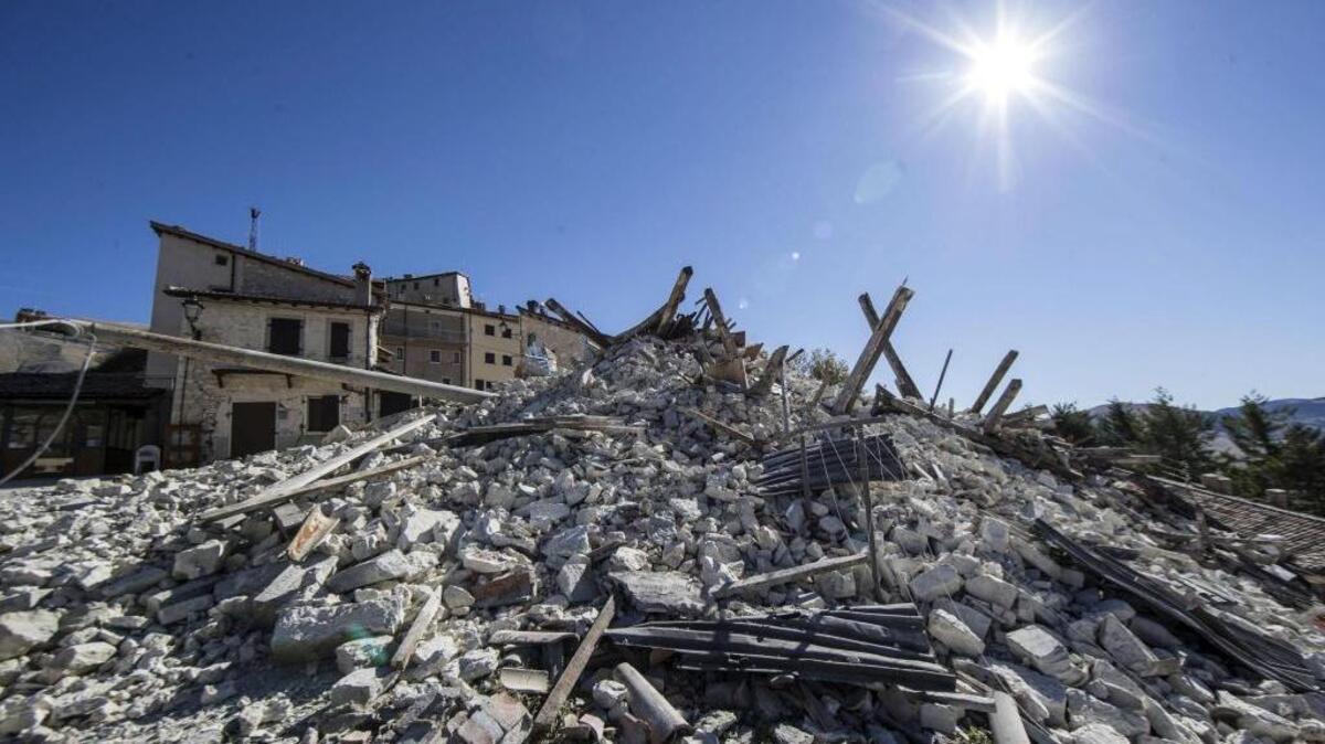Así está la población de Castelluccio di Norcia, Italia, tras el sismo del domingo. El Consejo de Ministros de Italia aprobó enviar más policías y equipos de emergencia a las zonas afectadas.