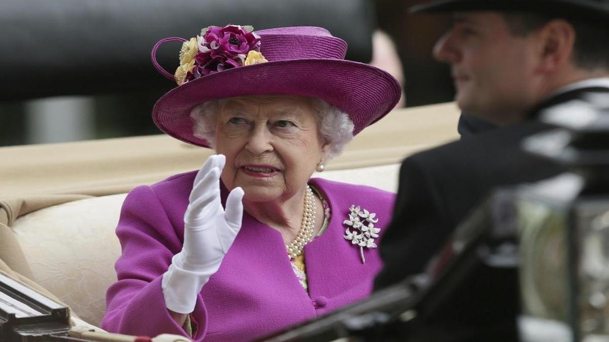 La reina Isabel II asiste a las carreras de Ascot cerca de Londres (Reino Unido) el pasado 22 de junio de 2017. Isabel II verá aumentados un 8 % hasta 82.2 millones de libras ($93.5 millones de euros) los ingresos que recibe del Estado británico para el ejercicio de sus funciones en 2018/19, según las cuentas de palacio difundidas el martes 27 de junio.
