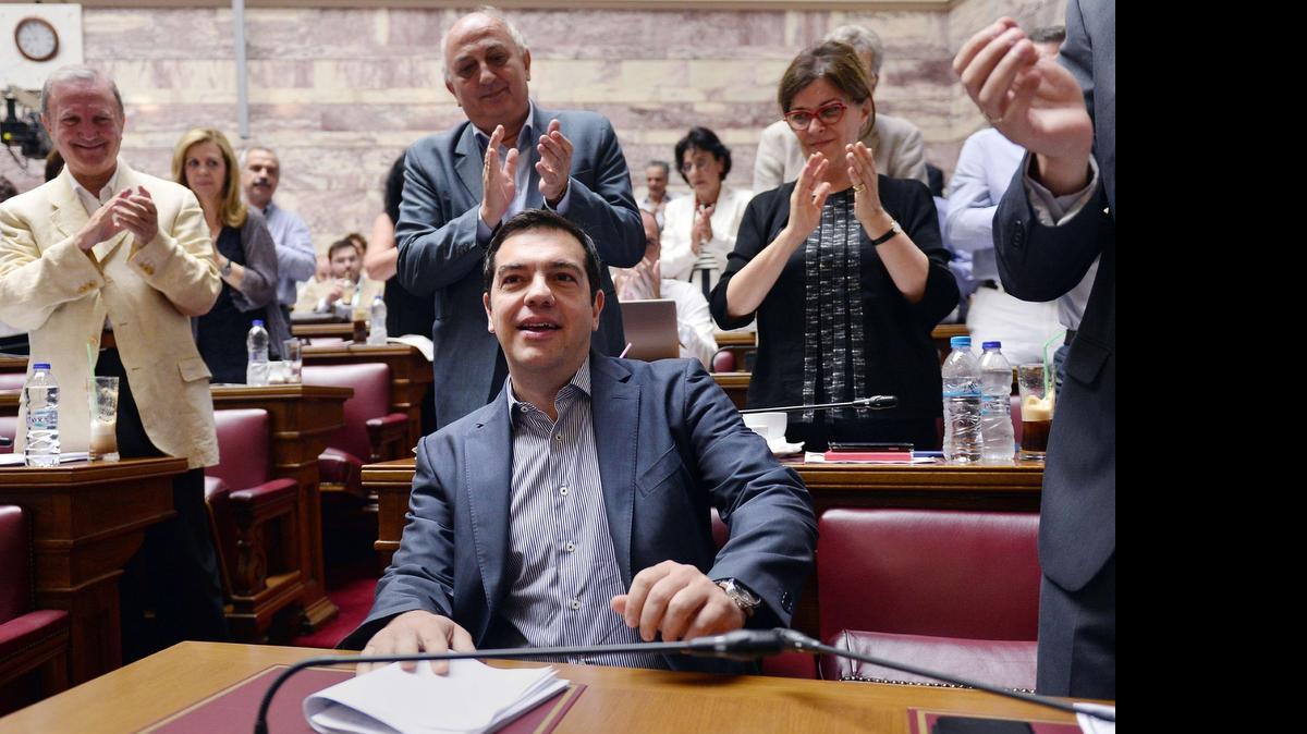
El primer ministro griego, Alexis Tsipras, hablaba en el Parlamento para pedir a los disputados de todas las tendencias un voto de “alta responsabilidad” para “mantener con vida al pueblo”.
