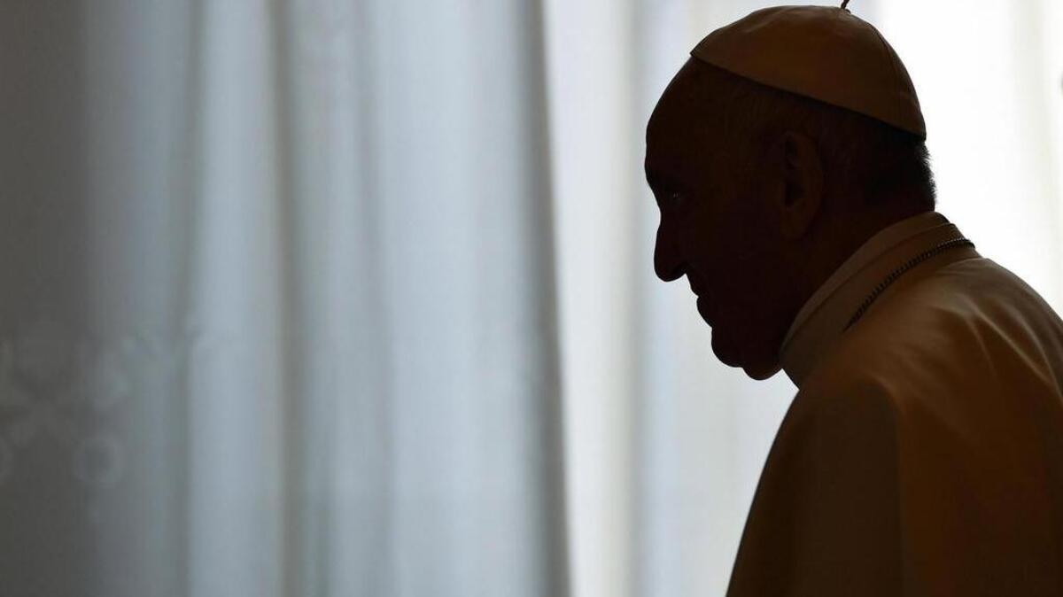 El papa Francisco se reúne con el presidente polaco, Andrzej Duda (no aparece), durante una audiencia privada, en el Vaticano, el 15 de octubre de 2018.