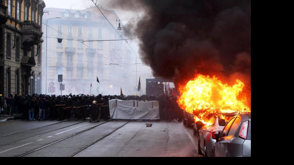 
Enfrentamientos entre manifestantes y agentes de policía durante una protesta con motivo de la inauguración oficial de la Exposición Universal de Milán 2015, el viernes en Italia. La Exposición Universal de Milán, en el norte de Italia, abrió hoy sus puertas y permanecerá abierta durante los próximos seis meses, tiempo en el que abordará los retos de la alimentación en el siglo XXI. EFE/MATTEO BAZZI
