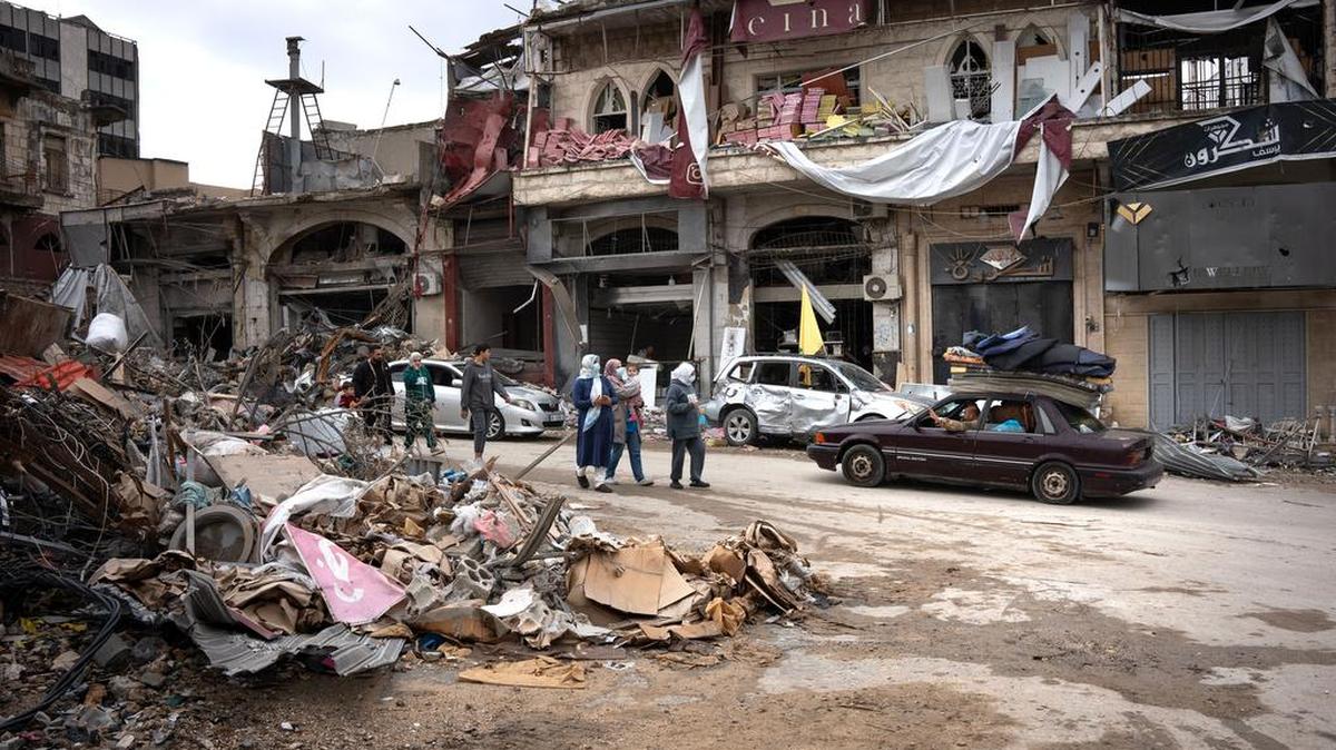 Civiles regresan a Nabatieh, una de las ciudades más afectadas durante la guerra entre Israel y Hezbolá, en el segundo día de alto el fuego. Tras el alto el fuego del 26 de noviembre, las carreteras del Líbano que llevan a Dahiye y a las ciudades del sur se llenaron de un gran número de caravanas que regresaban a sus hogares.